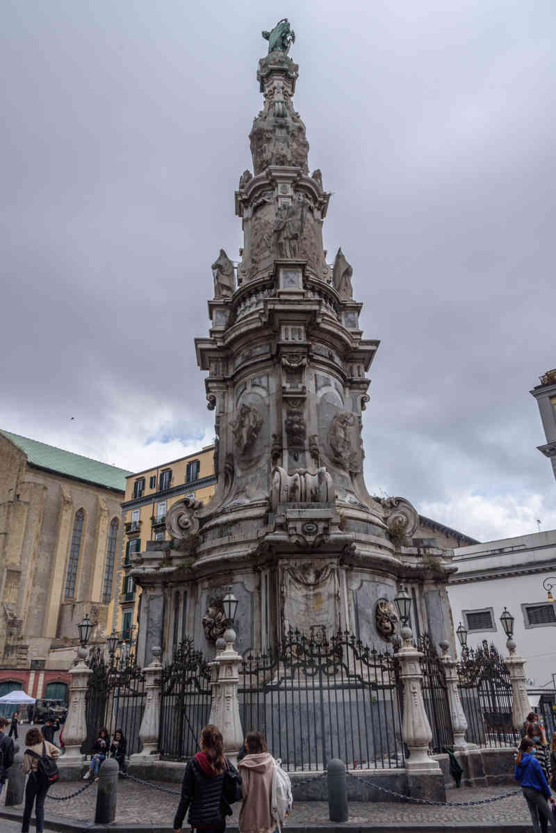 073 - Italia - Nápoles - plaza Gesù Nuovo - obelisco de la Inmaculada.jpg